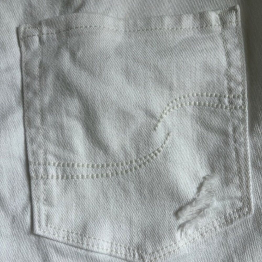 NWT Signature Levis High Rise White Denim Shorts Distressed Frayed Hem Size 8 - Picture 3 of 12
